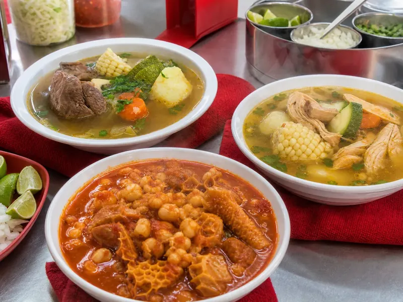 Selección de caldo de res, caldo de pollo y menudo