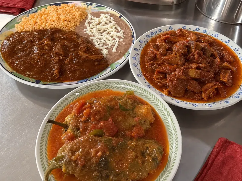 Comida corrida con caldo, asado, mole y guisado de res