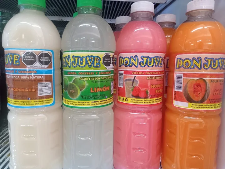 Botellas de aguas frescas de horchata, limón, fresa y melón