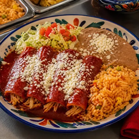 Enchiladas rojas con queso, arroz y frijoles