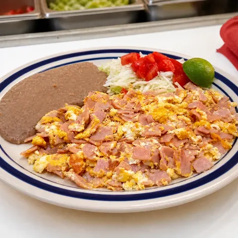 Huevos revueltos con jamón y frijoles